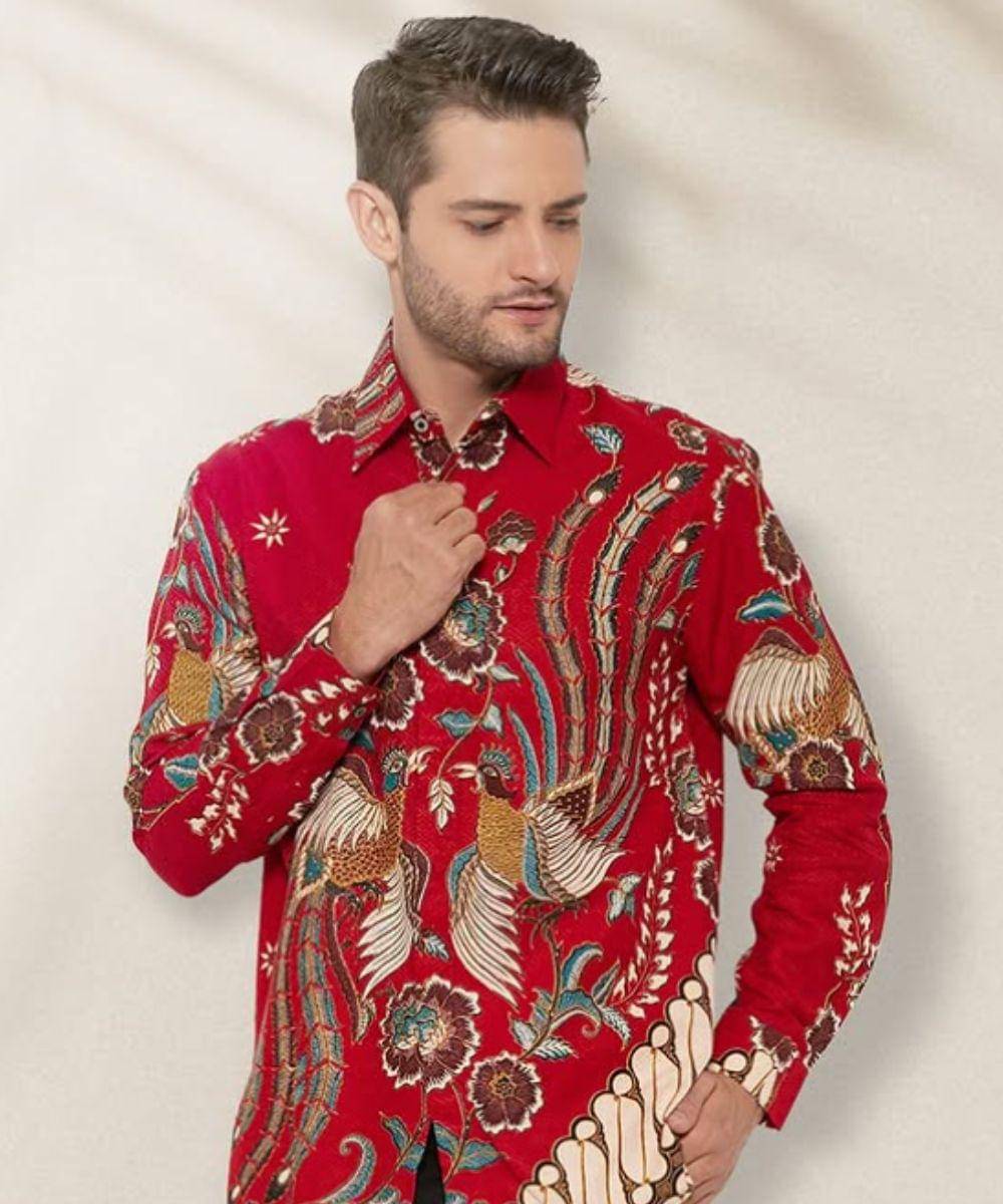 7 Rekomendasi Merek Batik untuk 17an, Bikin Papa Tampil Berkharisma!