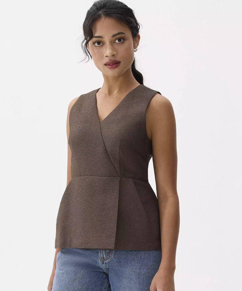 Tips Outfit untuk Bahu Lebar agar Terlihat Proporsional