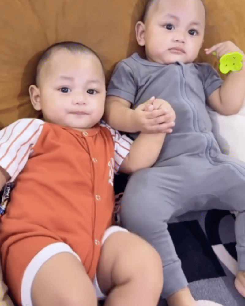 Selipan pesan untuk anak kembarnya tertulis di hashtag caption unggahannya.png