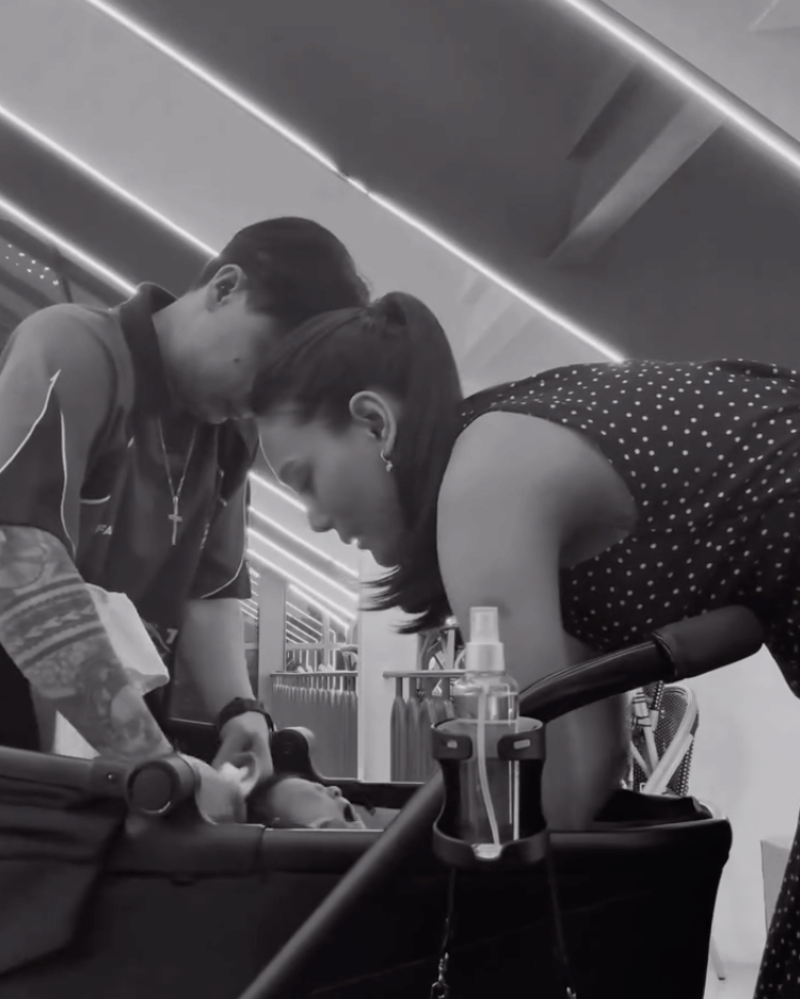 Kompaknya Erika dan Bravy saat mengganti popok Andrew bersama.png