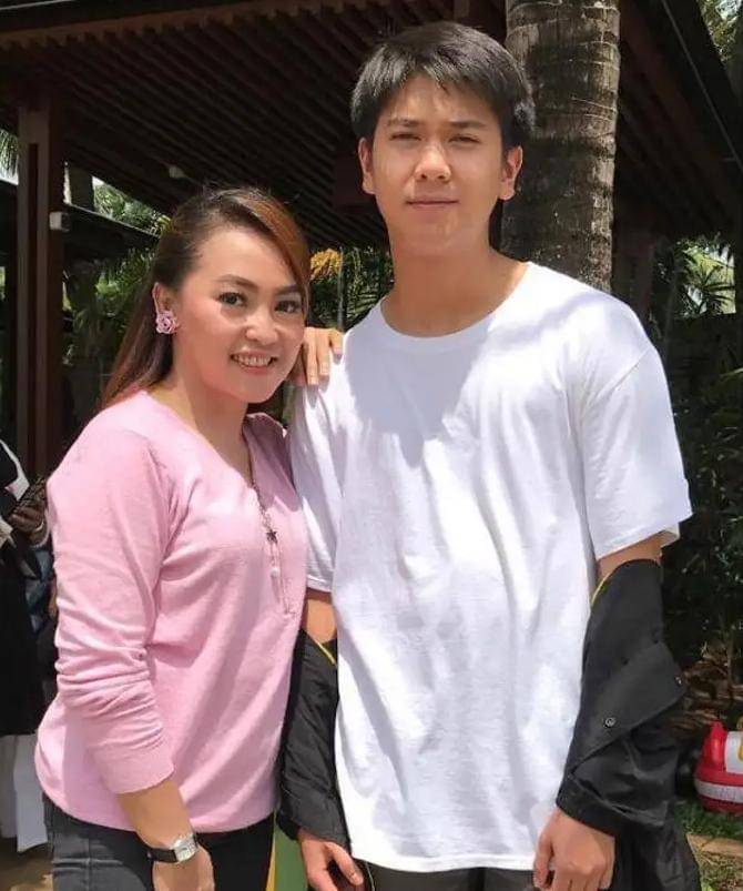 Foto Kenangan Mpok Alpa bareng Artis