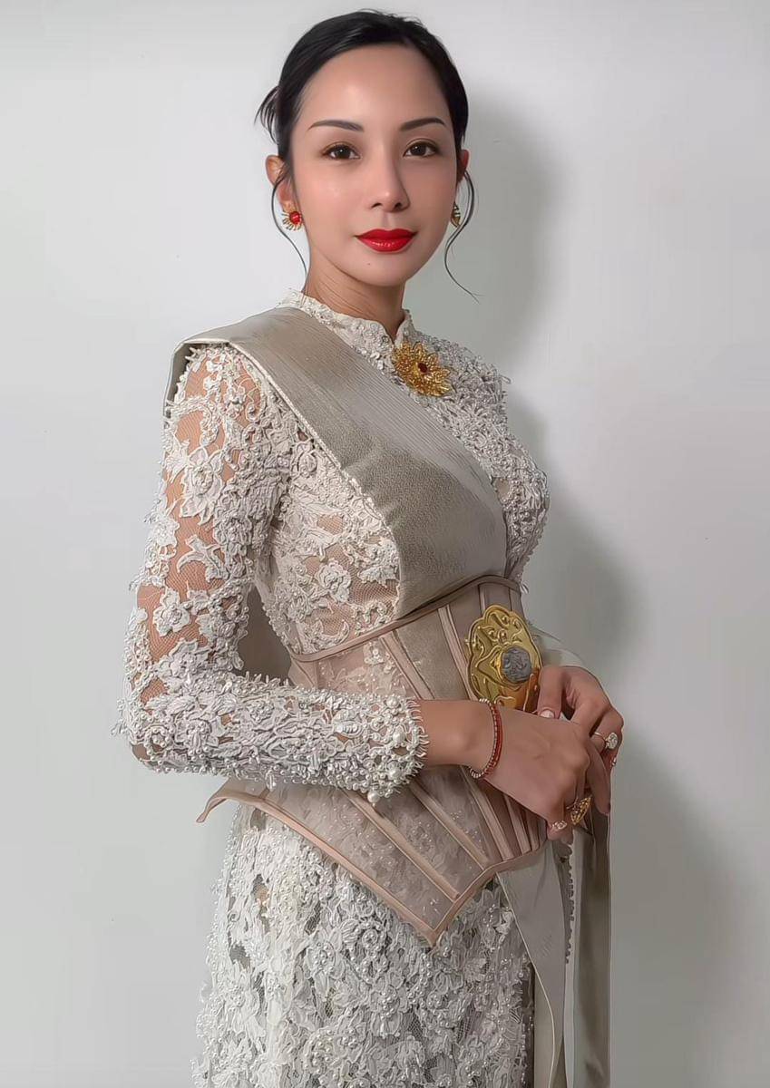 Kirana tampil elegan dengan kebaya putih