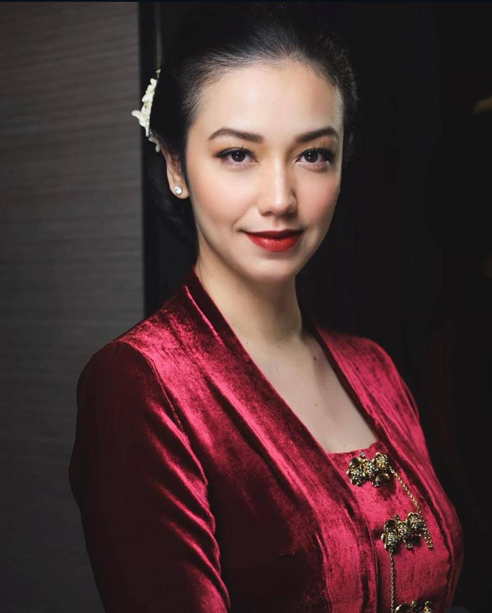 Velove tampil anggun bak Kartini