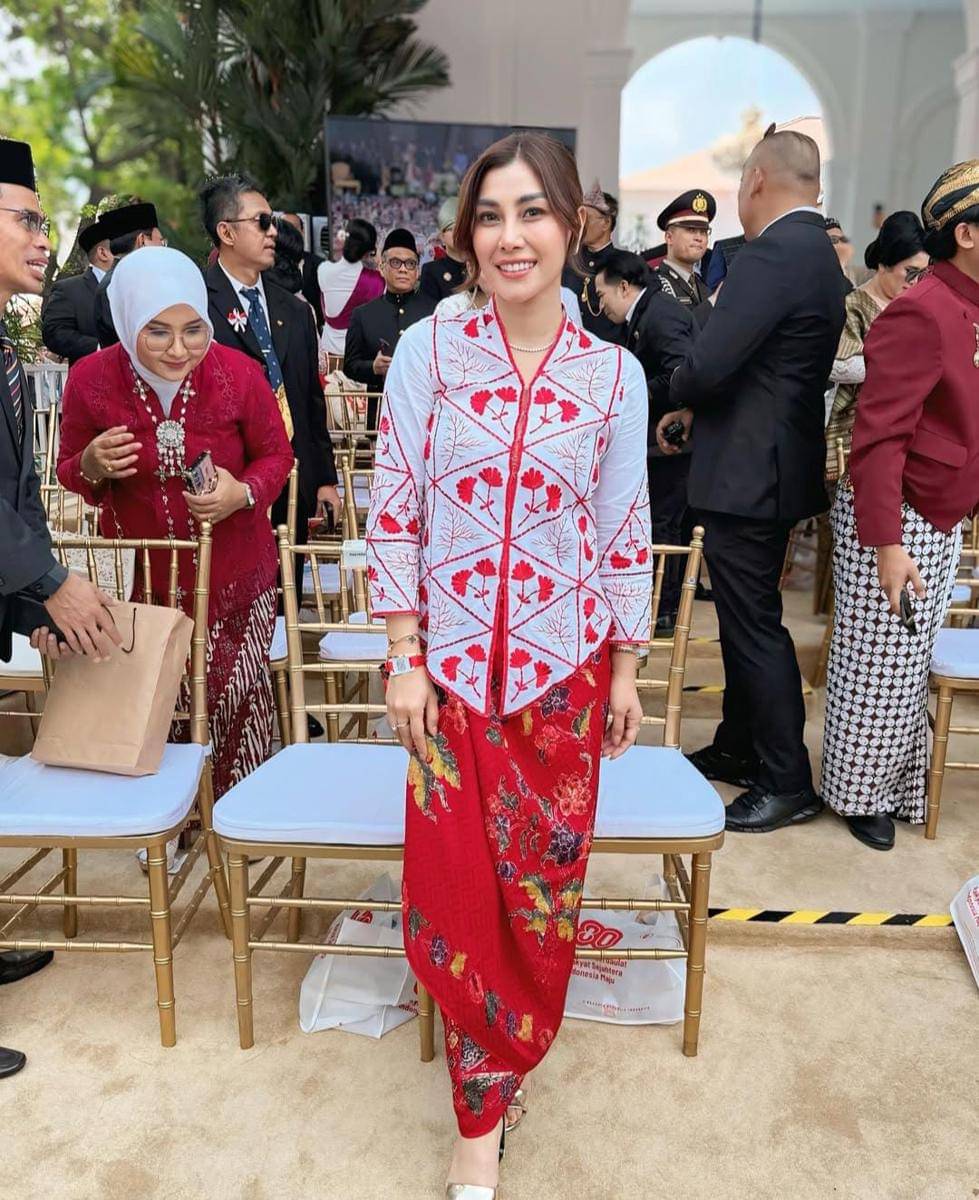 Nisya Ahmad tampil dengan kebaya dan kain batik ikat