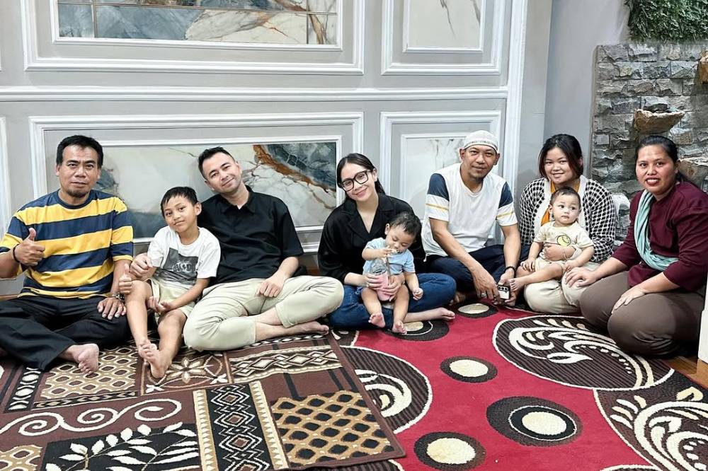 Momen Raffi Ahmad dan Nagita Slavina jenguk anak kembar Mpok Alpa.png
