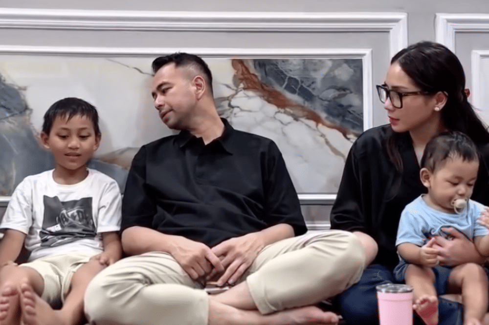 Raffi dan Nagita juga terlihat berinteraksi dengan putra kedua Mpok Alpa.png