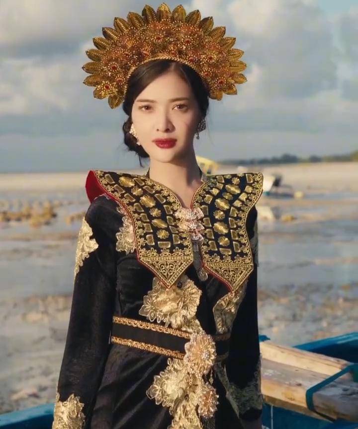 Dara Sarasvati Tampilkan 38 Baju Adat Indonesia 1.jpg