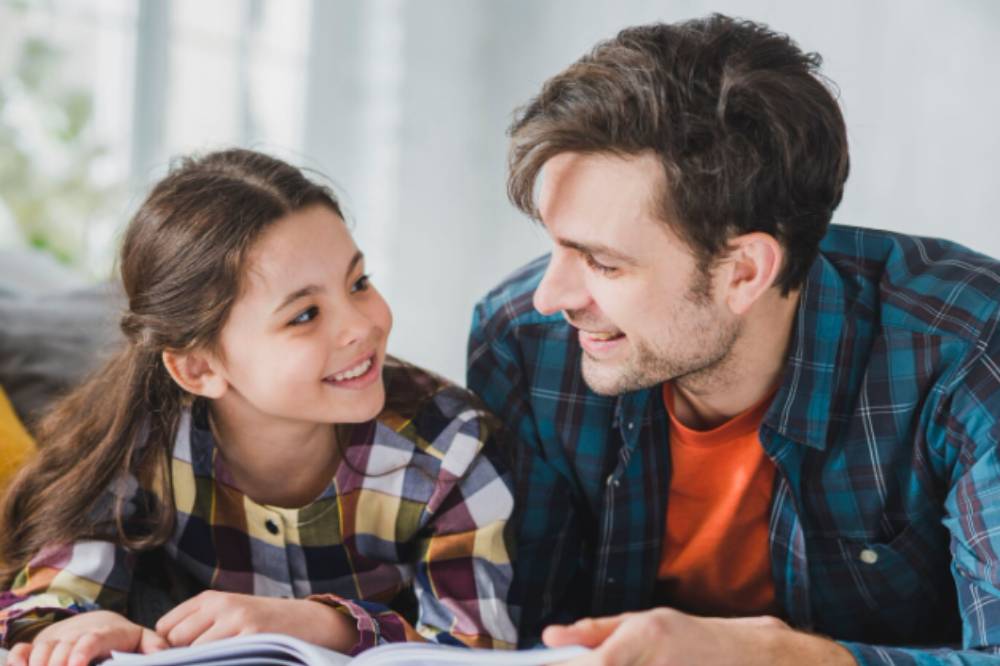 5 Respons Papa untuk Pertanyaan “Aku Cantik Nggak?” dari Anak Perempuan