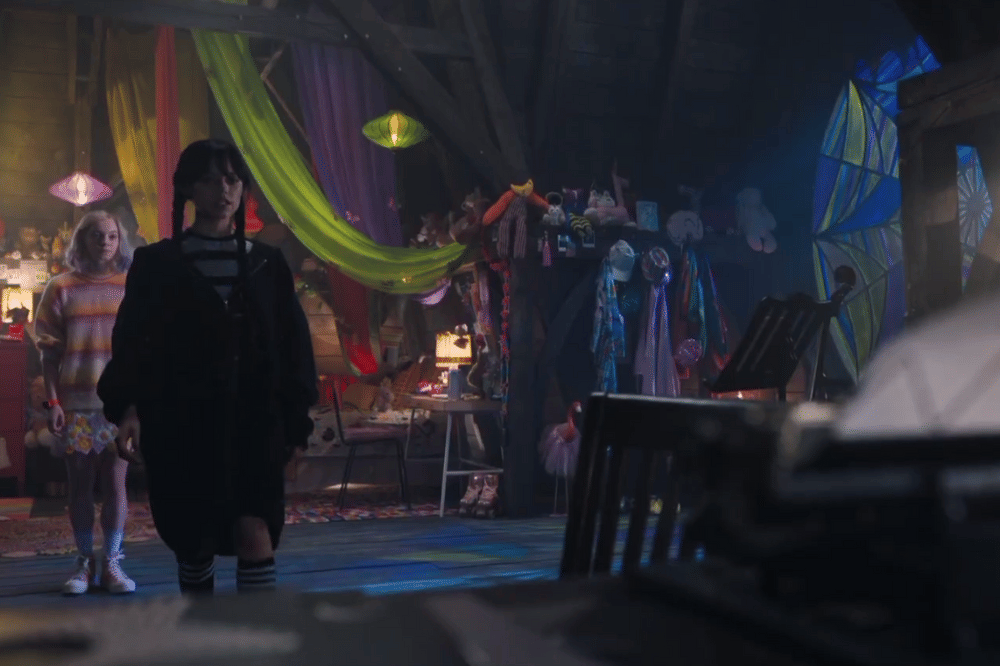 Kamar Enid yang warna warni 