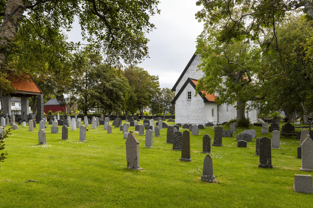 Mitos Rumah Dekat Kuburan