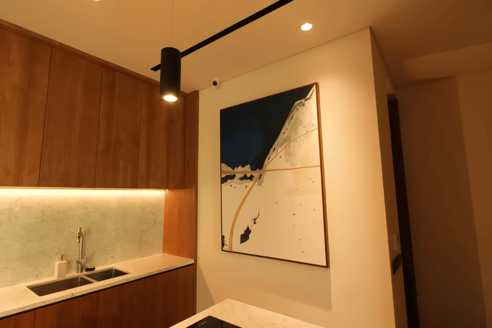 Lukisan berwarna biru putih