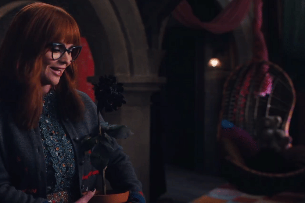 Terdapat Kursi gantung dibagian kamar Enid 