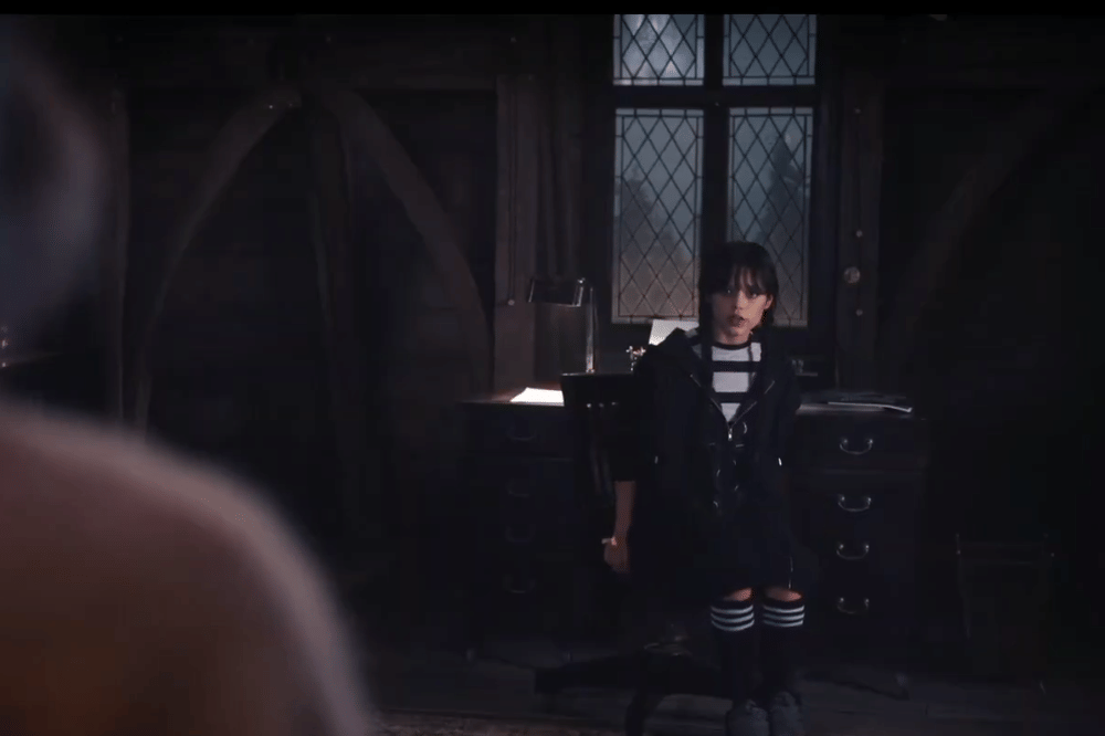 Foto kamar ednesday yang monoton 