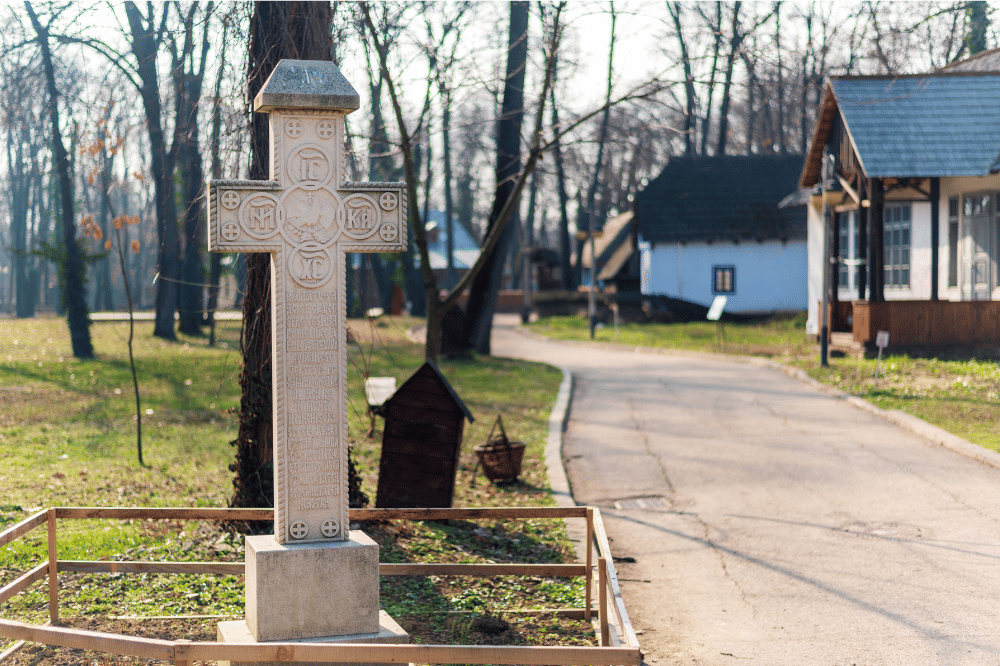 Mitos Rumah Dekat Kuburan