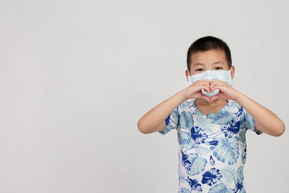 Anak menggunakan masker
