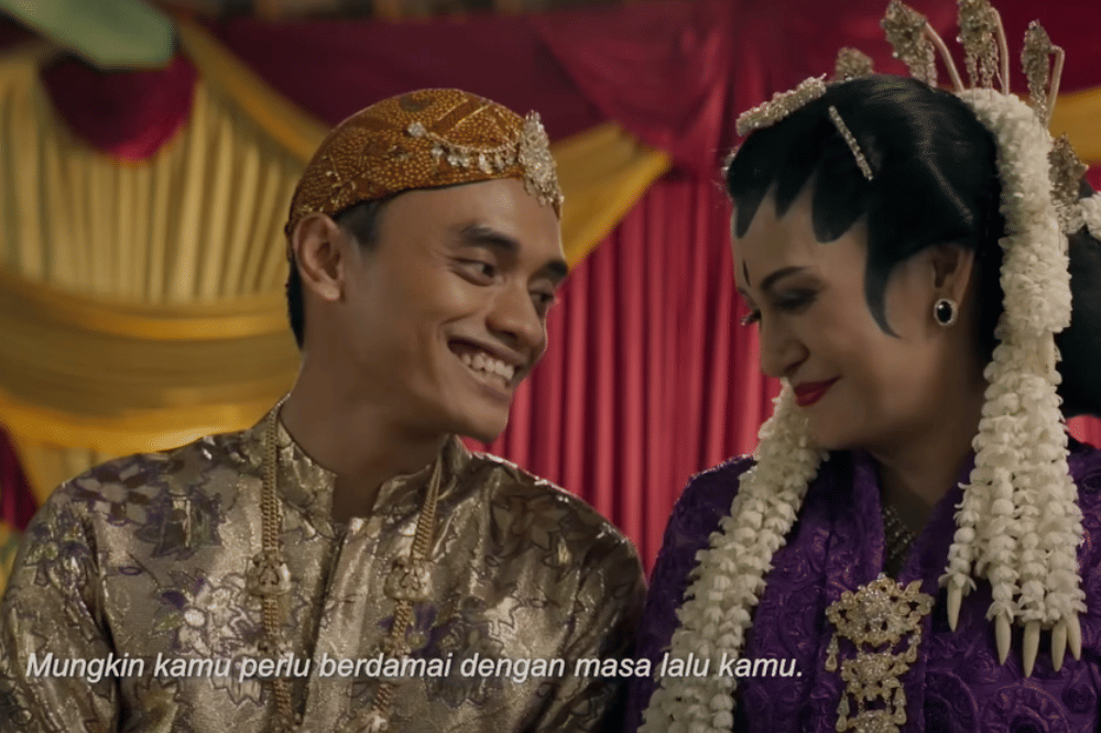 8 Mitos dan Simbol di Film Perempuan Pembawa Sial, Kental Tradisi (4).png