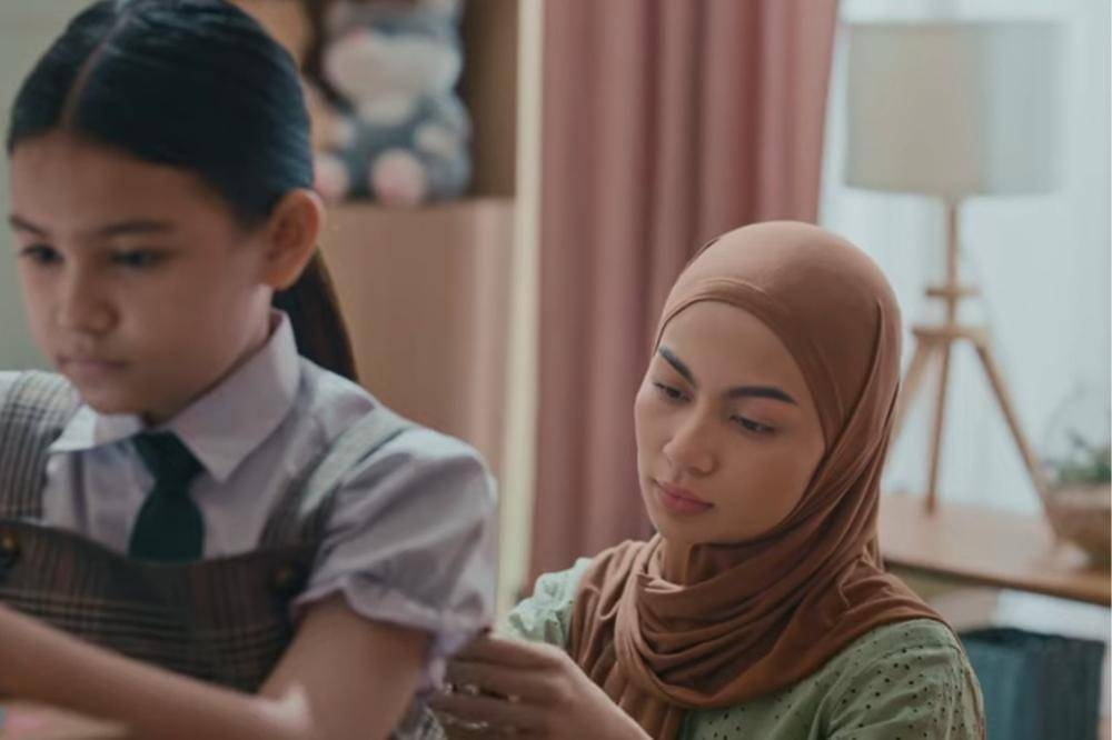 Penampilan Ariel Tatum di Film La Tahzan, Jadi ART Penggoda Suami Majikan (1).jpg