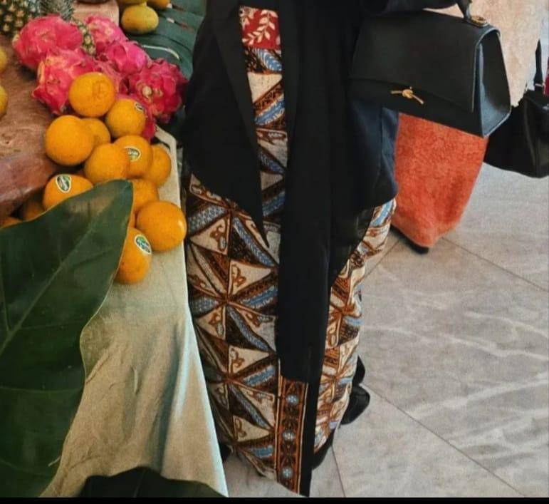 Kain motif slobog yang dikenakan Gustika Jusuf