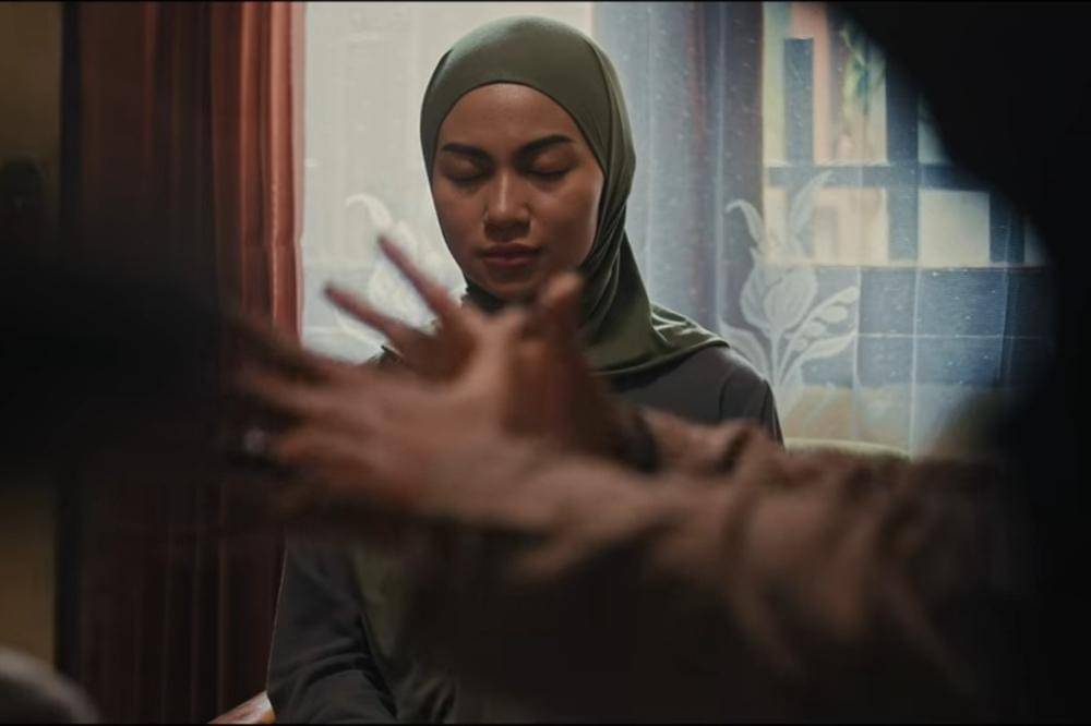 Penampilan Ariel Tatum di Film La Tahzan, Jadi ART Penggoda Suami Majikan.jpg