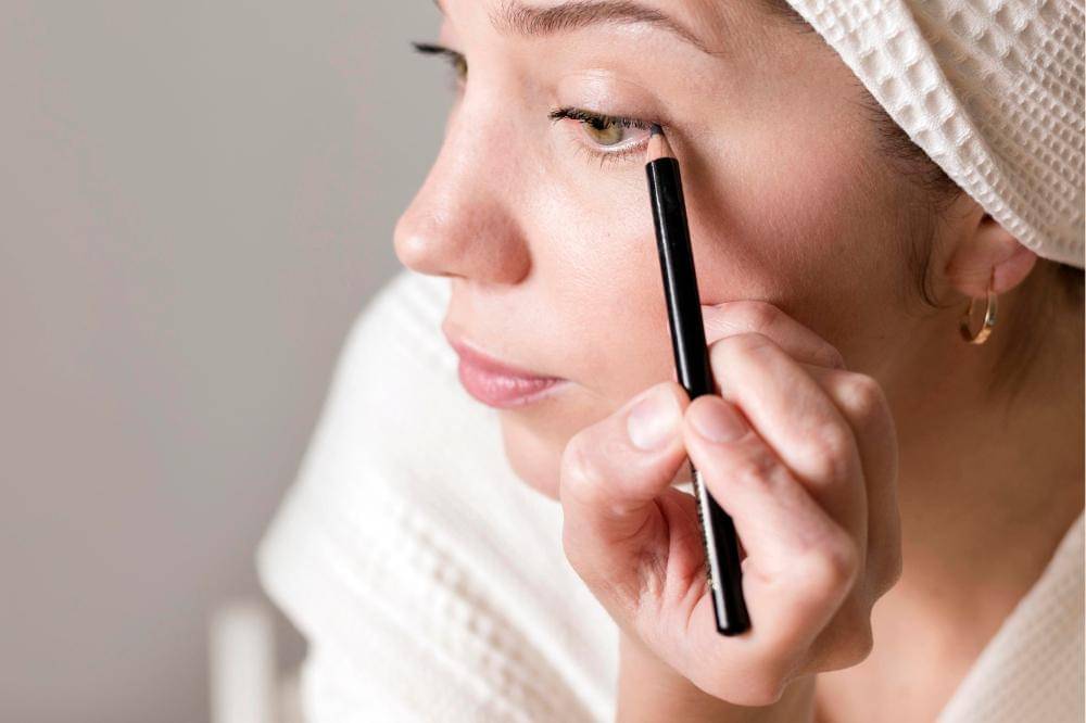 Tips Pakai Eyeliner di Bawah Mata agar Nggak Luber.jpg