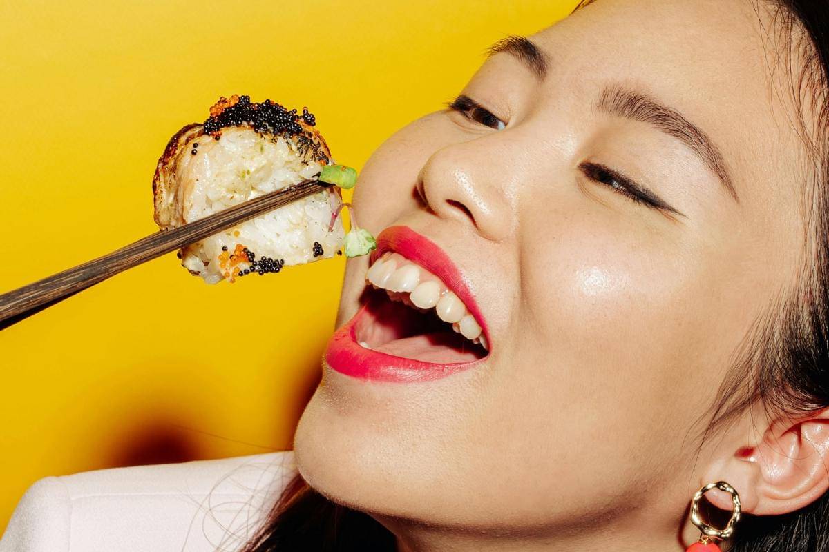 Ilustrasi Pakai Lipstik saat Makan