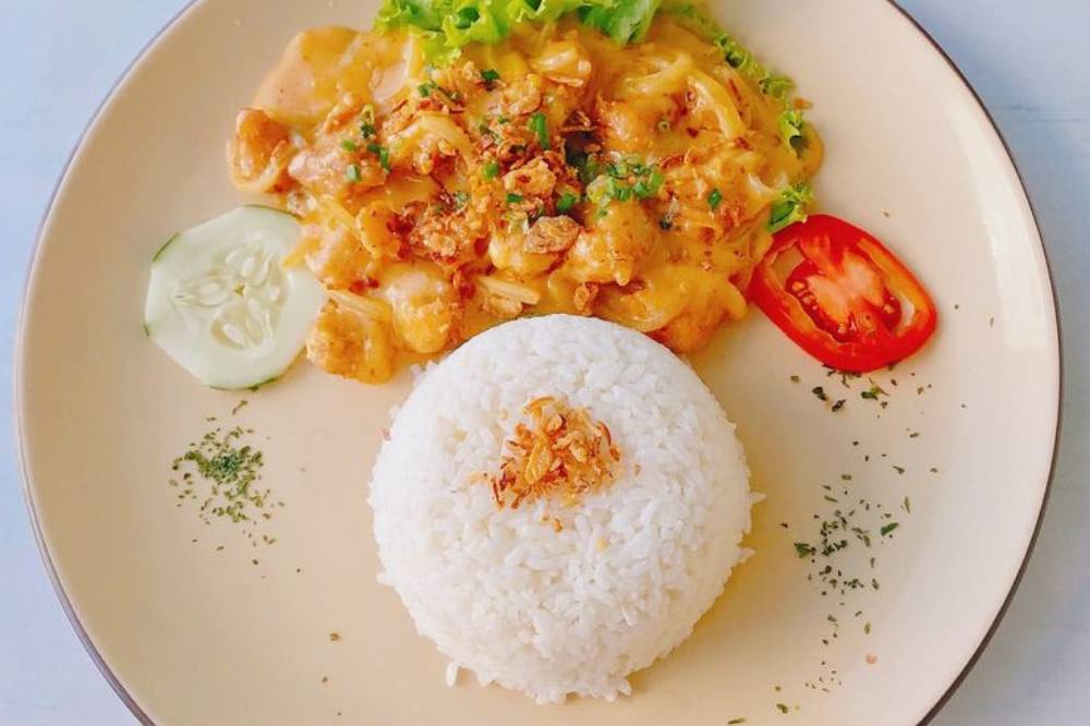 Ilustrasi nasi ayam saus telur asin (Pinterest.com/unsplash)