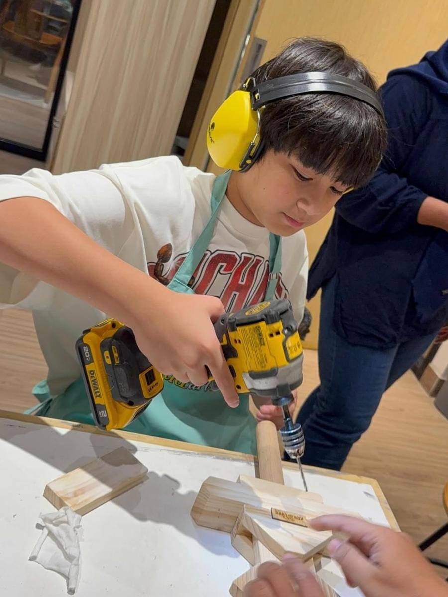 Rafathar bikin pedang-pedangan dari kayu (instgram.com/raffinagita1717)