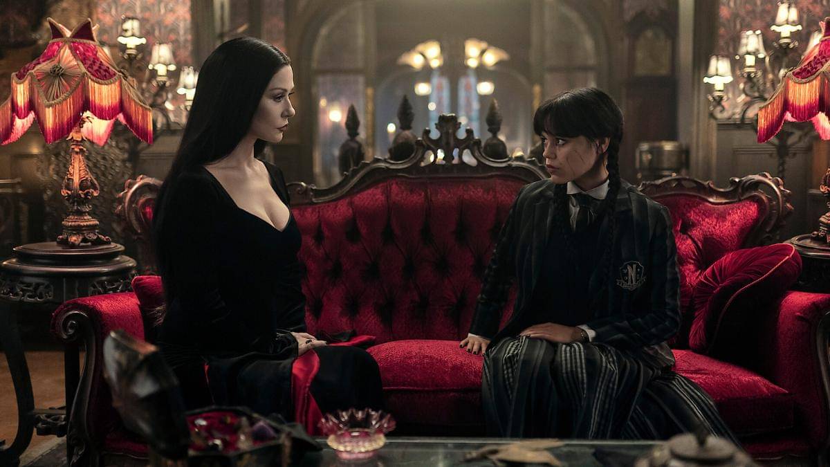 Potret Catherine Zeta-Jones dan Jenna Ortega dalam serial Wednesday Season 2