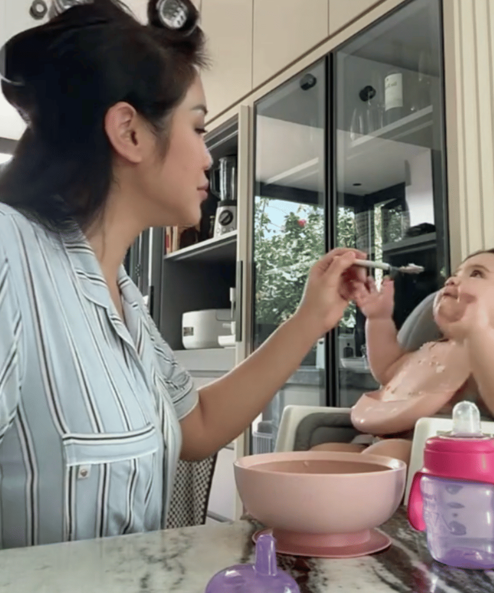 Sebelum insiden tersedak, Gia sedang makan dengan lahap.png