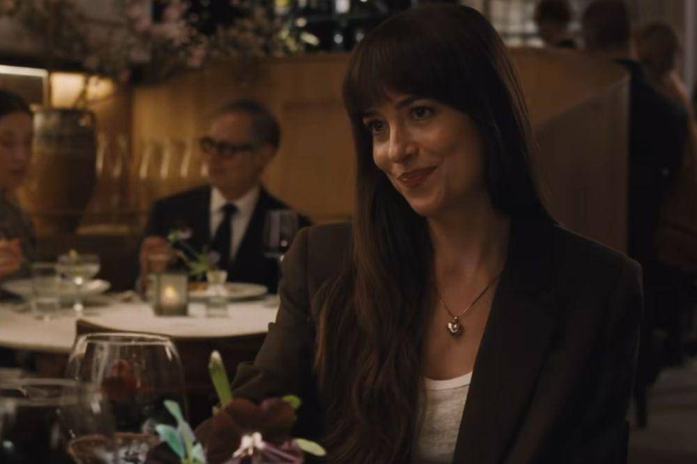 Penampilan Dakota Johnson dalam Film Materialists, Elegan!