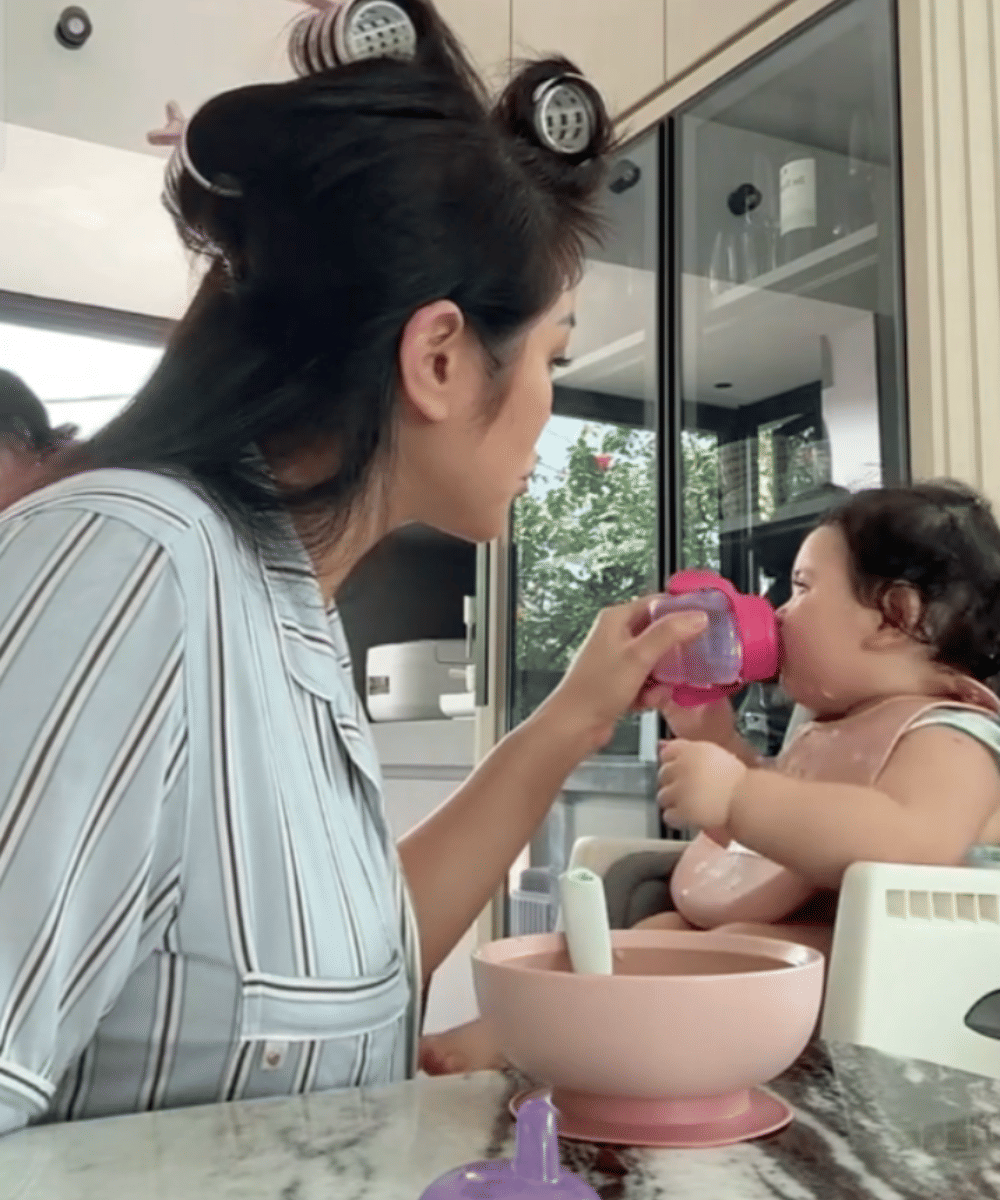 Setelah memastikan kondisi Gia, Jessica langsung memberinya minum.png