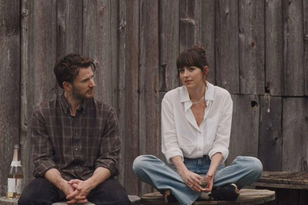 Penampilan Dakota Johnson dalam Film Materialists, Elegan!