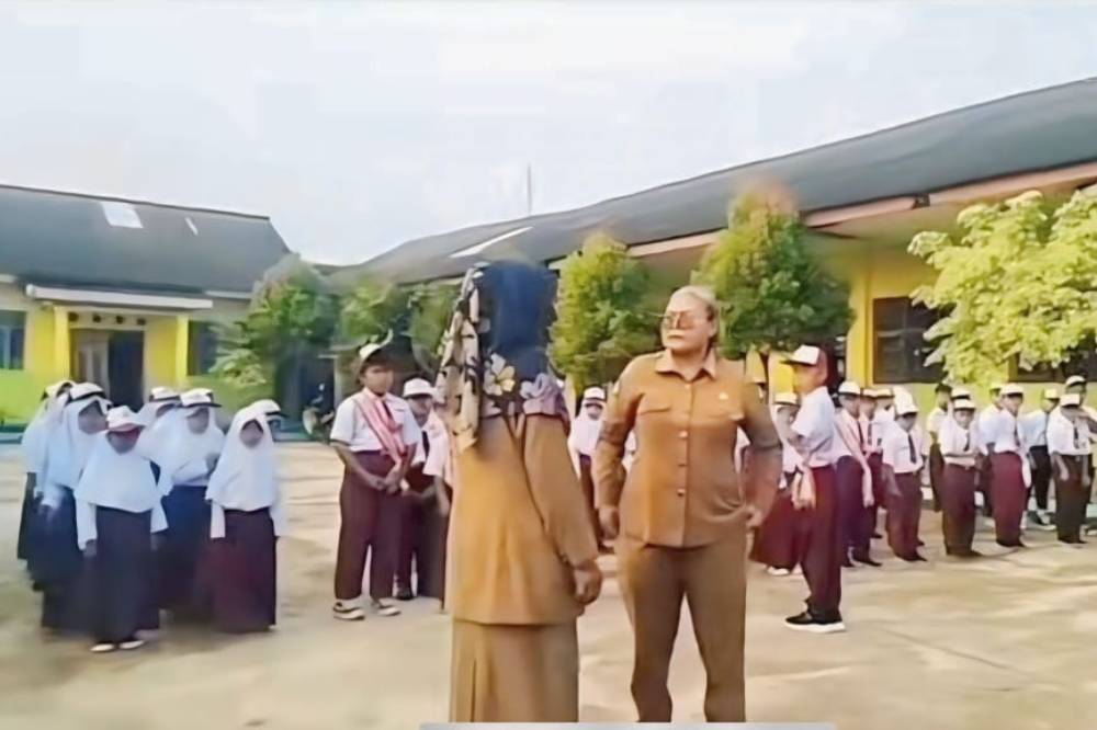 Guru Viral di Lampung yang Hampir Cekik Murid Ternyata Salah Sekolah!