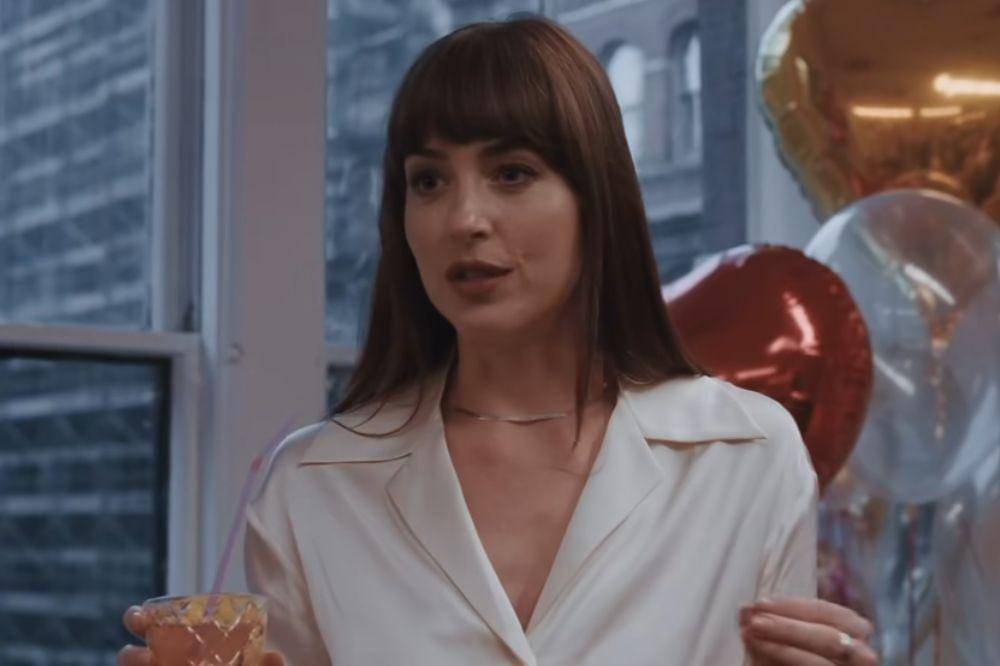 Penampilan Dakota Johnson dalam Film Materialists, Elegan!