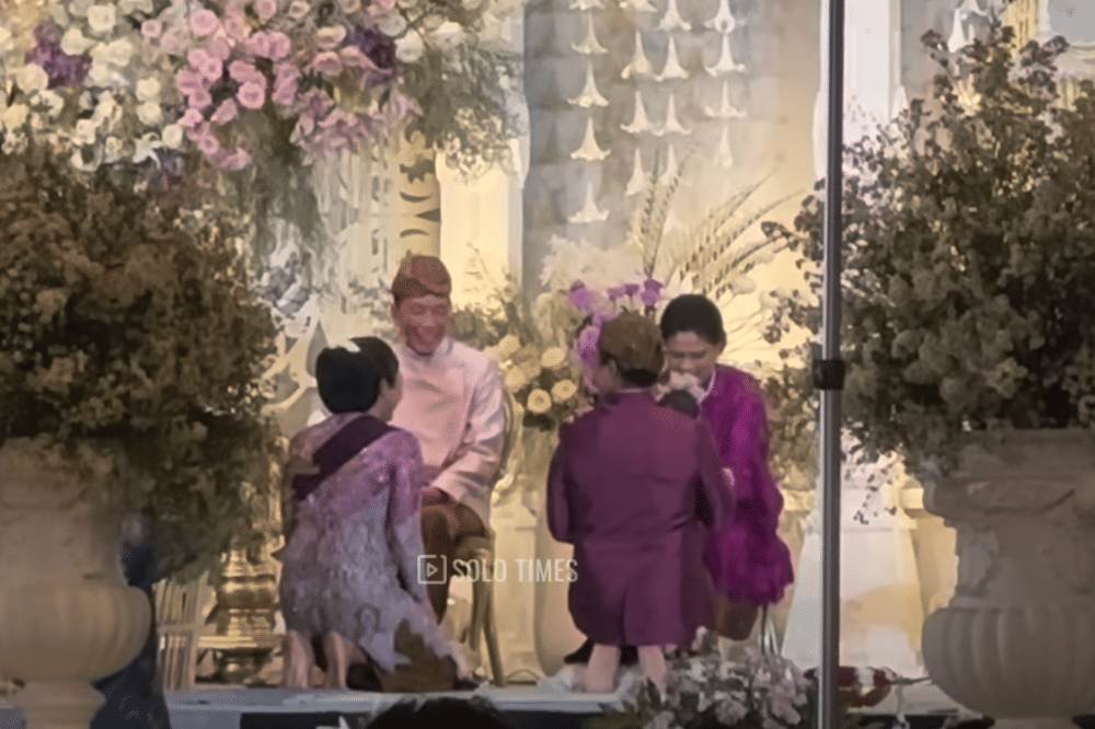 Upacara tedak siten dimulai dengan prosesi sungkeman.png