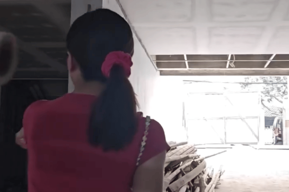 Foto Sarwendah dan Betrand Peto Cek Rumah Baru 