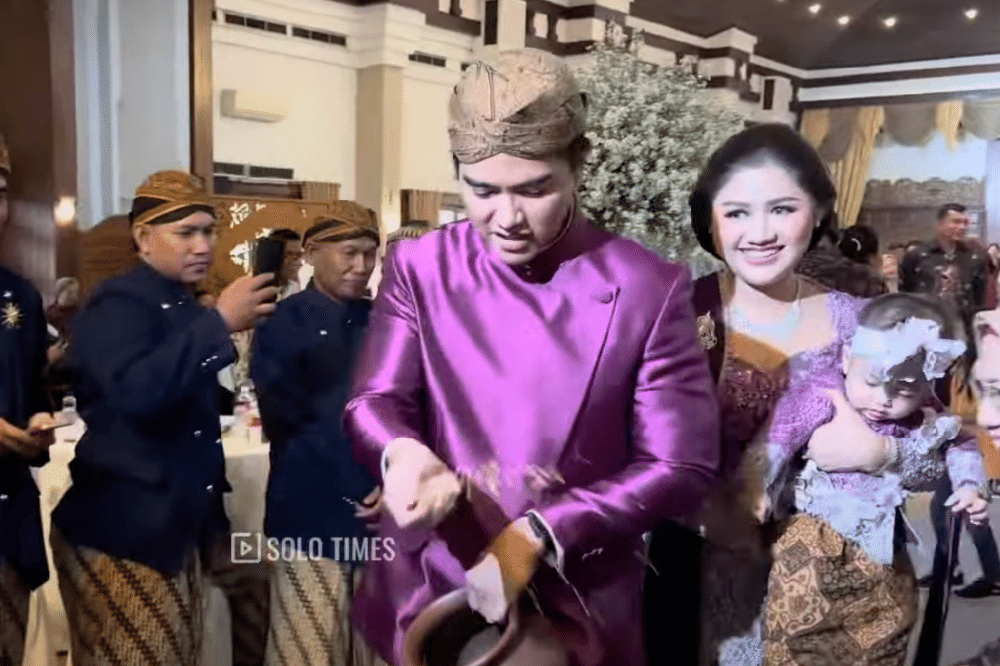 _Proses upacara tedak siten dilanjutkan dengan menyebar udhik-udhik.png