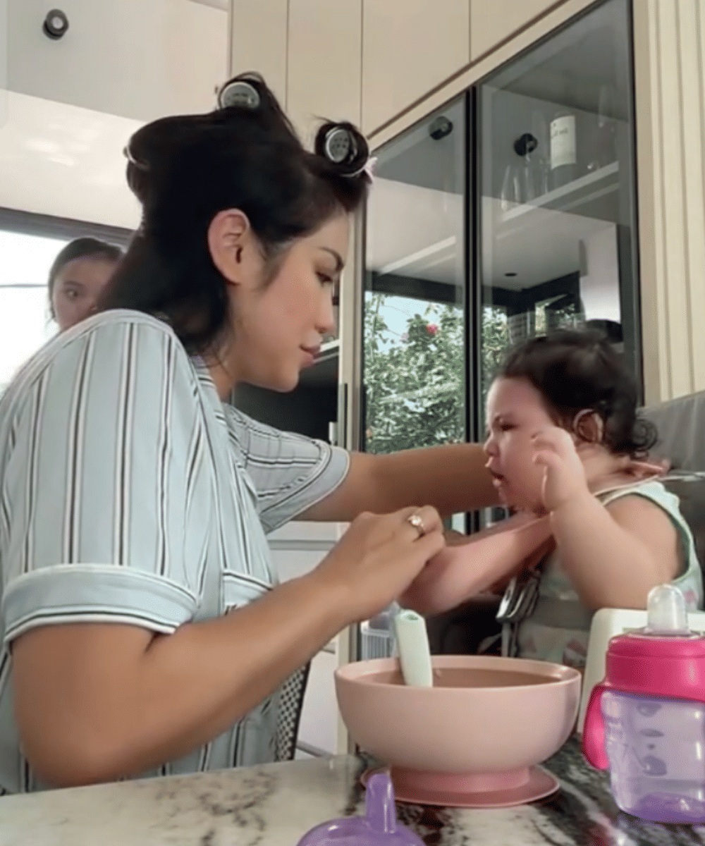 Langkah pertama Jessica saat Gia tersedak adalah menepuk punggungnya.png