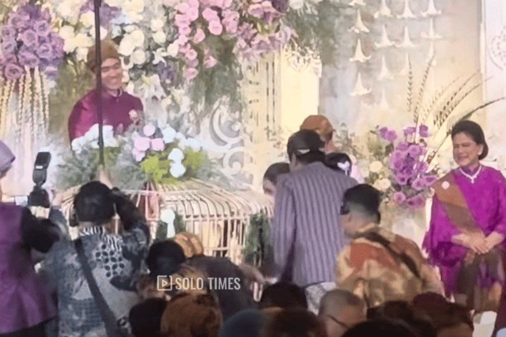 Momen Bebingah masuk ke dalam kurungan ayam, ramai disorot kamera.png