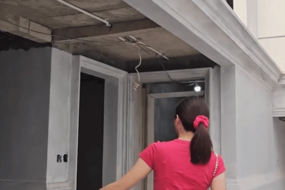 Foto Sarwendah dan Betrand Peto Cek Rumah Baru