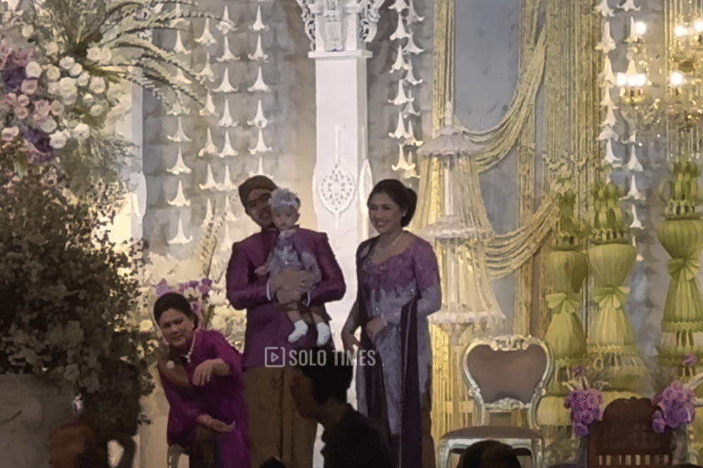 Nuansa ungu memenuhi mewarnai upacara tedak siten Bebingah.png