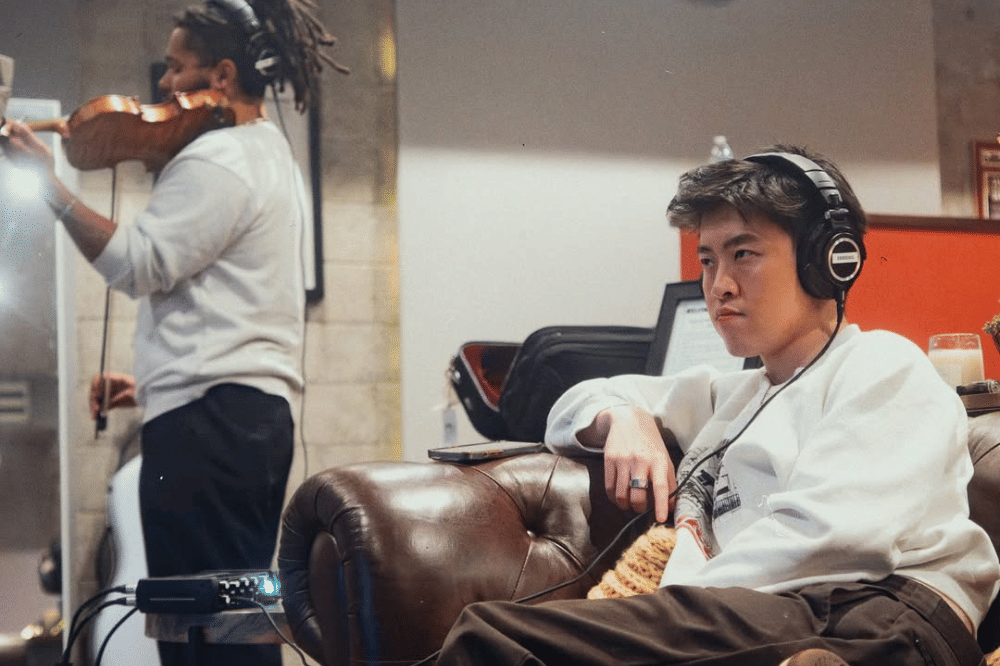 Lirik Lagu 'Senja' Rich Brian, Satu-Satunya Judul Berbahasa Indonesia 5.png