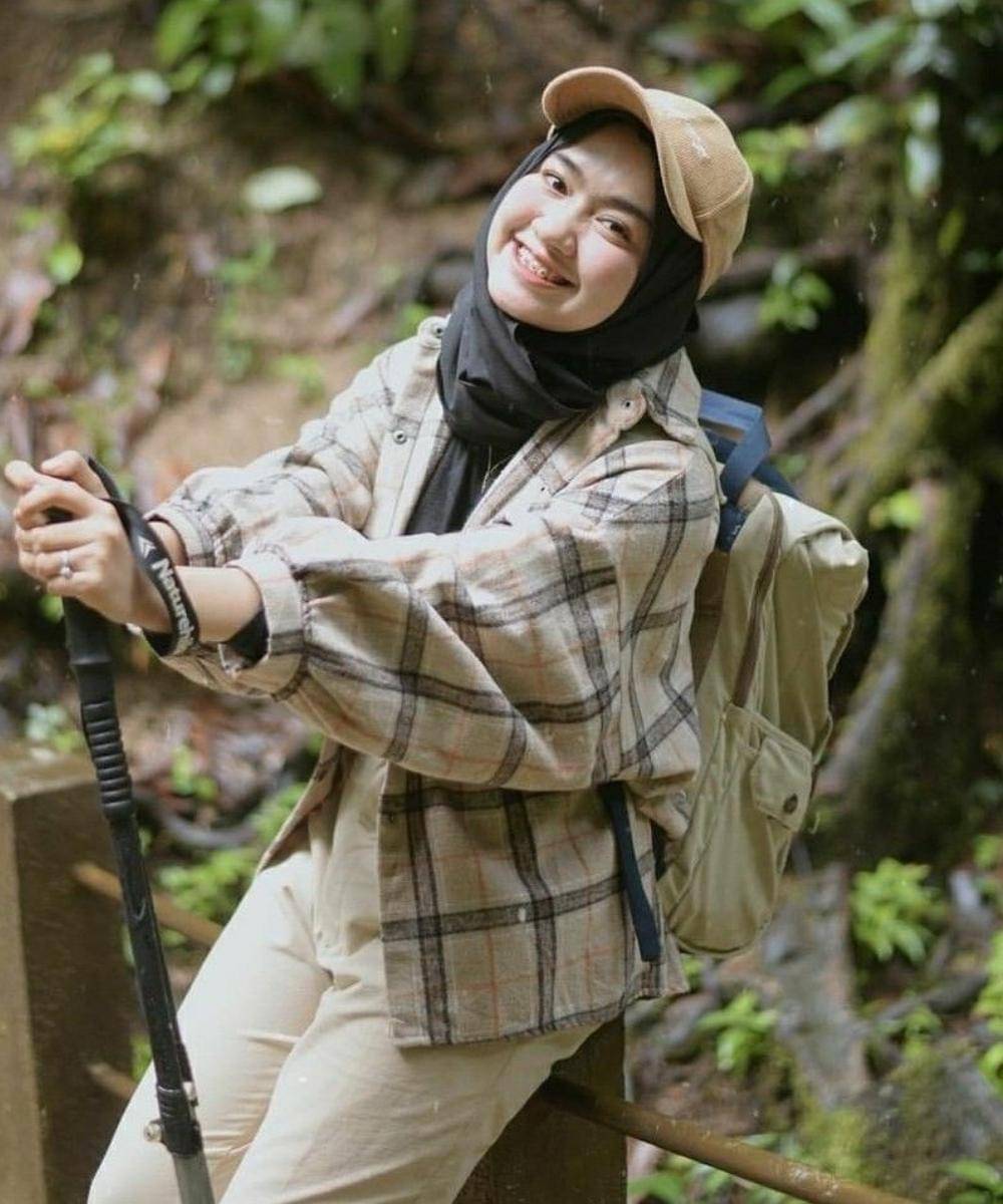 Inspirasi Outfit Camping Perempuan yang Nyaman, Praktis, dan Stylish (2).jpg