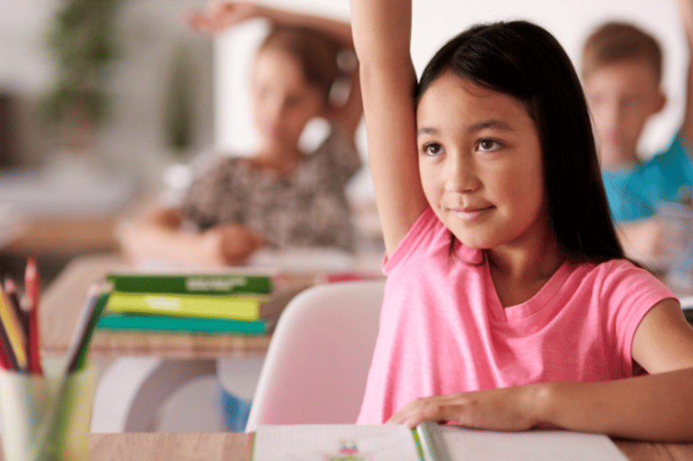 Anak remaja belajar di sekolah