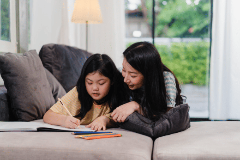 Anak belajar bersama Mama