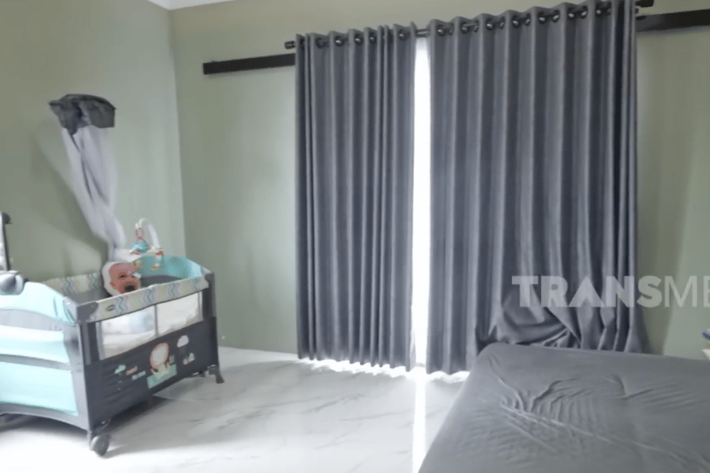 Mpok Alpa memilih warna abu-abu untuk crib si Kembar.png