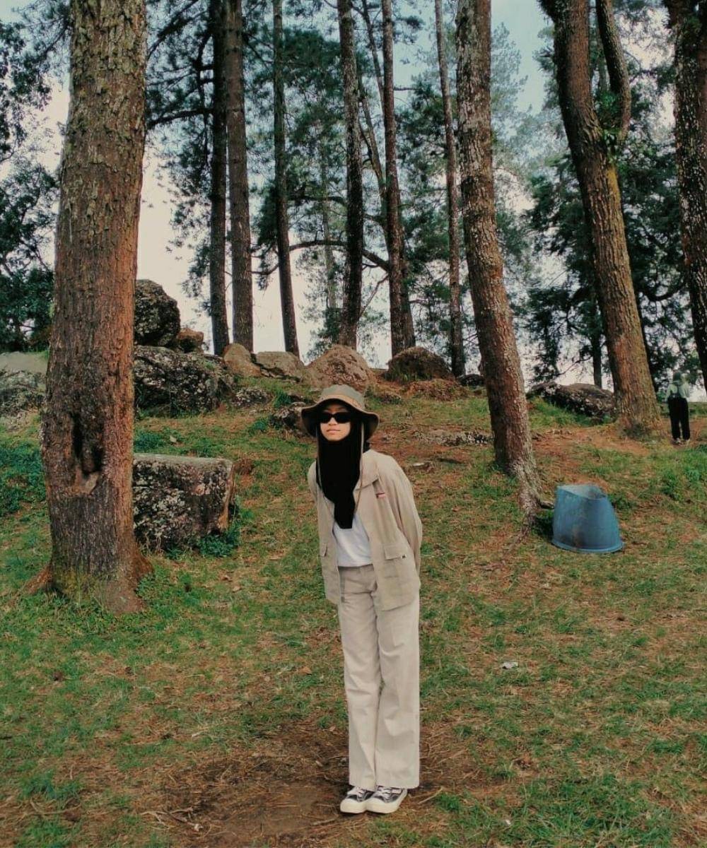 Inspirasi Outfit Camping Perempuan yang Nyaman, Praktis, dan Stylish (1).jpg