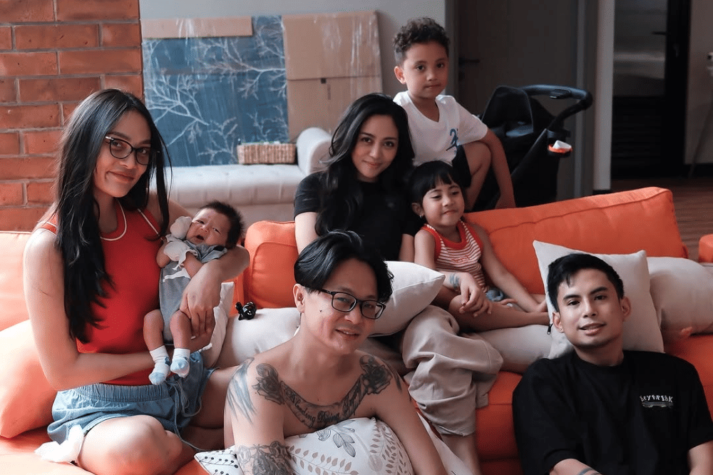 Momen Okin dan Rachel Venny Jenguk Baby Andrew 2.png