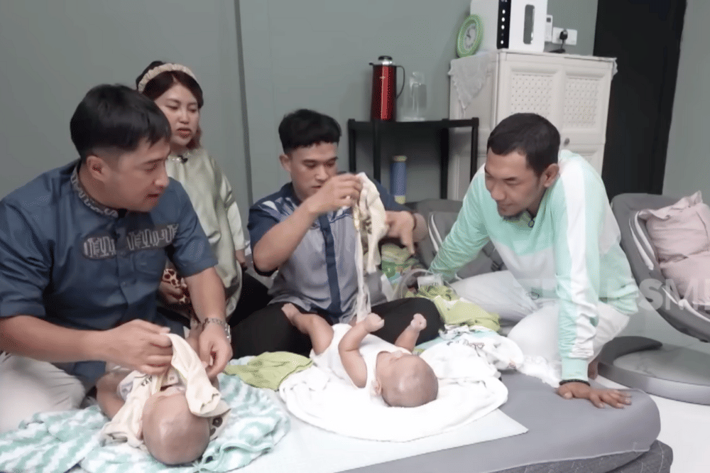 Semua perlengkapan berwarna abu-abu, termasuk baby bouncer si Kembar.png