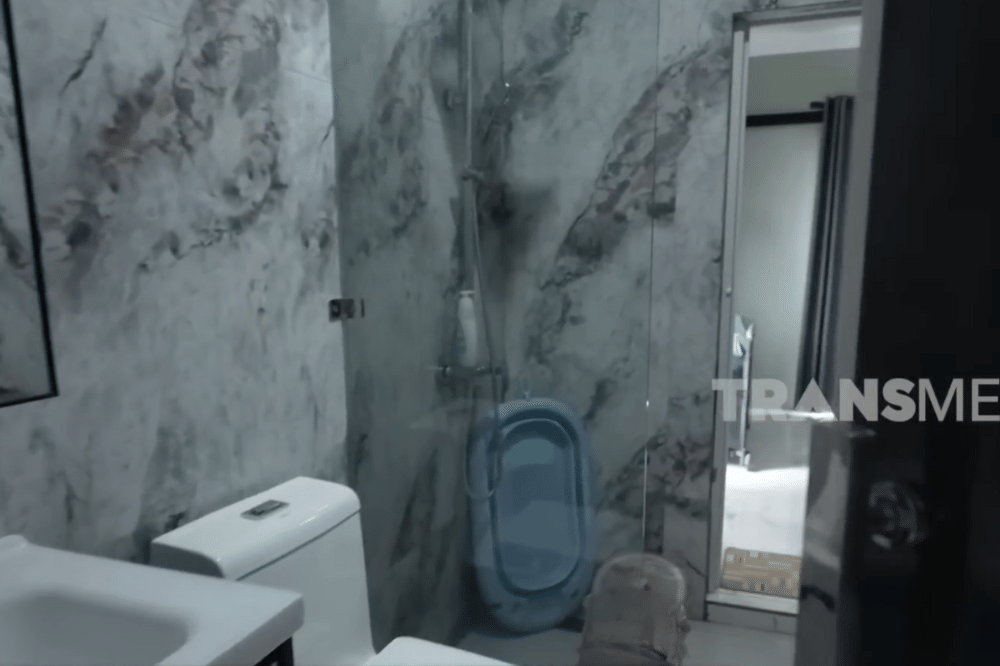 Kamar si Kembar juga dilengkapi oleh kamar mandi di dalamnya.png